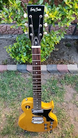 Guitarra Color Amarillo Con Negro en 2,500 Pesos Solo En Mail Boxes Etc Baní